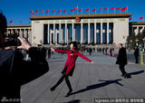 策划：笑看两会风中美女 天安门广场前生机朵朵