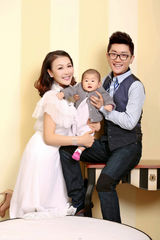 组图：金志文携妻女登封面 全家福温情迎新年