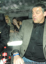 组图：单身比伯携两辣妹夜店狂HIGH同回酒店