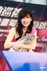 幻灯图集：周慧敏携爱猫亮相 为倪震店铺跳艳舞辩解