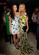 组图：《吸血鬼日记》情侣妮娜和男友伊恩亮相