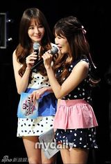 组图：韩女团舞台装尺度无下限 薄纱透视露底