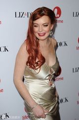 组图：林赛-罗韩低胸曳地长裙亮相新片首映