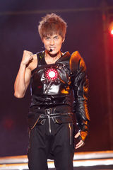 组图：吴克群个唱湿身秀腹肌 和女模互摸掀高潮