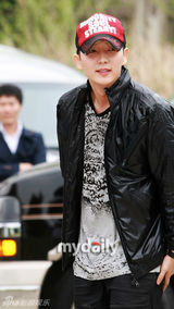 幻灯组图：韩国演员李准基入伍现场 剃短发摸头傻笑