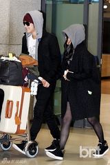 组图：文根英金汎(金范)公开恋情后首亮相牵手回国