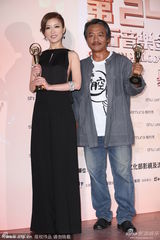 组图：李娅莎获台语女歌手奖 大哭感谢观音菩萨