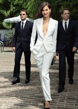 组图：混血美女卡米拉-贝尔登封面 浓眉妆复古 