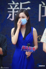 组图：《孤岛》首映杨幂口罩遮面 泳装美女走秀