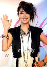 组图：韩歌手金宛善复出乐坛 43岁美丽年轻依旧