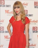组图：泰勒-斯威夫特全红装献唱娇俏十足