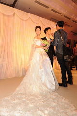 组图：沙溢胡可新婚拍全家福 新人甜蜜拥抱