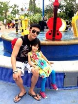 组图：陆毅携女开心出游 帅爸萌娃幸福有爱