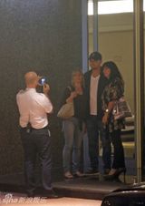 组图：莱昂纳多和布莱克-莱弗利牵手约会秀甜蜜