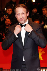 组图：德国男星默林礼服绅士 揪领结做鬼脸