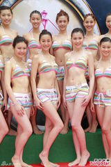 组图：港姐佳丽首度泳衣亮相 水上展傲人身姿