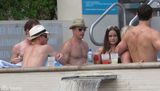 组图：哈里王子再搞泳池派对 泳装美女如云