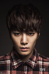 高清组图：韩团NU'EST冬季写真大秀美少年范儿