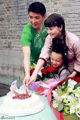 组图：戴娇倩剧组庆生 “儿子”意外现身制造惊喜