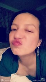 组图：赵薇自拍撅嘴索吻 穿新衣找年味