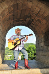 高清组图：马克力文红色中国行湘西凤凰奇梁洞