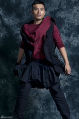 组图：陈龙大片裙装男人更有型