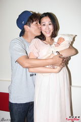 组图：陈浩民太太出院 一家四口亮相乐融融