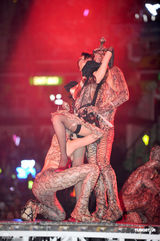 组图：容祖儿香港红馆开唱 与舞伴亲密不尴尬