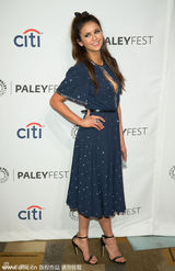 组图：《吸血鬼》妮娜印花蓝裙中门大开博眼球