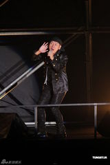 组图：赵传台北酷感开唱 与后辈萧敬腾同台拼歌