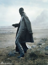 组图：蒂尔达-斯文顿《W》冷面光头变身外星人