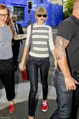 组图：泰勒澳洲买早餐 黑白条纹装显小清新