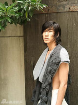 组图：张亮早期雷人照曝光 长发飘飘扮女妆