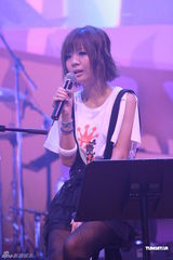 组图：李克勤郑欣宜开唱 鼓励年青人追梦