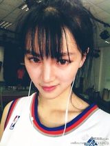 组图：武大女神微博走红 清新甜美运动风