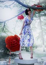 幻灯图：尹媗写真造型多变 时尚大片知性迷人