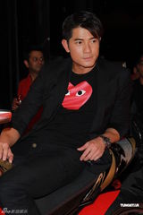 组图：郭富城助阵单车发布会 变身机车男耍酷