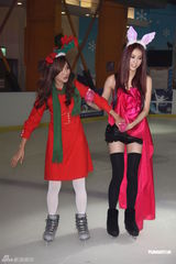 组图：弦子粉嫩薄沙滑冰秀性感 豆花妹再现村姑装