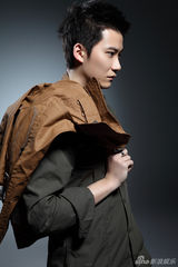 组图：赵义最新写真忧郁阳光并重