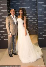 高清组图：C罗女友伊莲娜-莎伊克穿婚纱秀美背