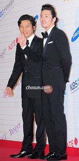 组图：首尔电视剧颁奖 李彩英性感装秀傲人双峰