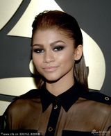 组图：赞达亚透视衣露肉 睡眼惺忪摆妖娆POSE