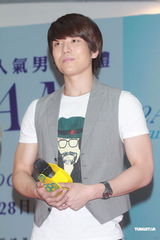 组图：韩国组合2am香港办签名会 人气爆棚粉丝众多