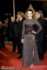 组图：《吸血鬼3D》戛纳首映 艾莎蛇皮纹裙狂野