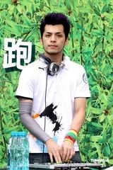 幻灯图：大嘴巴募集拥抱做公益 帮年轻人建立自信