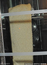 组图：比伯戴毒气罩天雷滚滚 赤膊搞怪火拼Gaga