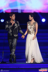 组图：中歌榜演唱会 周杰伦牵手章子怡