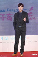 组图：Ella卖萌玩制服诱惑 贺军翔不逃避服役