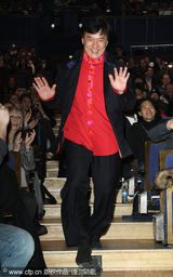 幻灯图集：《大兵小将》柏林首映 成龙林鹏着情侣装