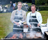 高清图：威廉王子玩烤肉熊抱粉丝 青春不再令人惋惜